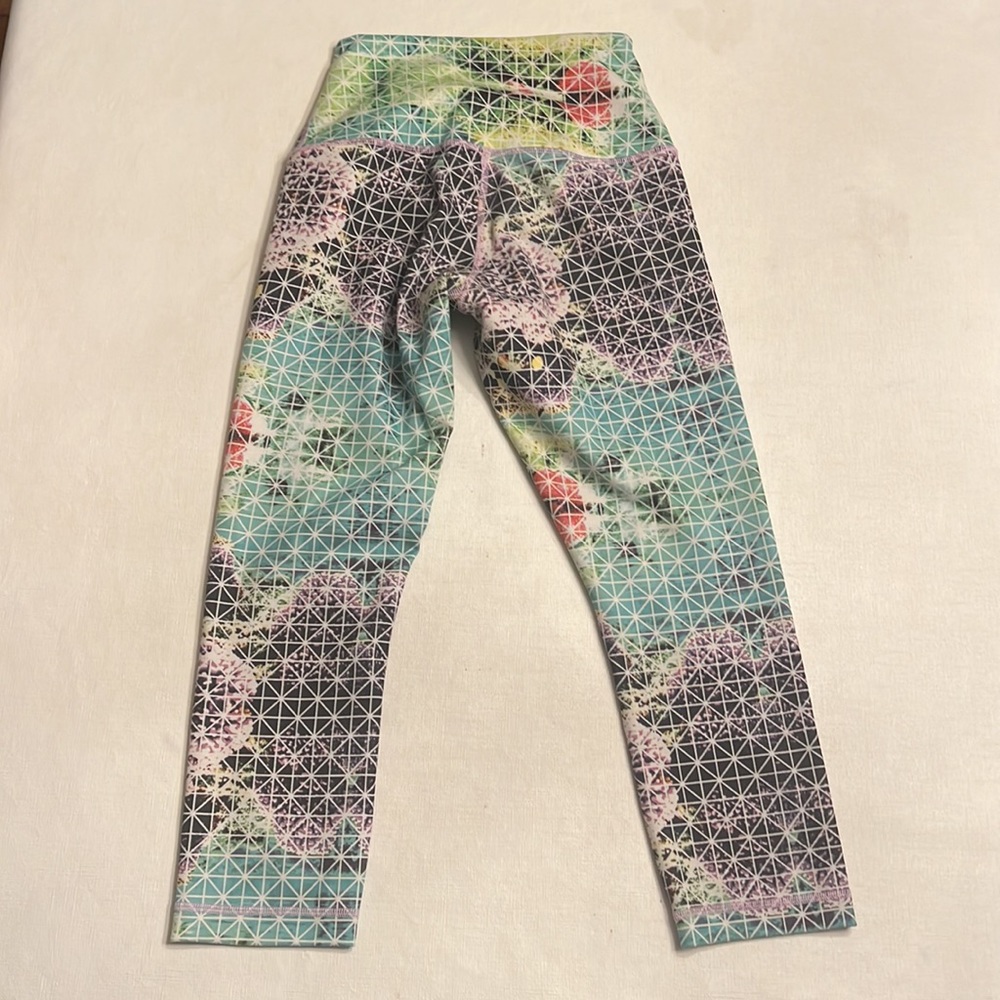 63. Lululemon Wunder Under Crop II *Full-On Luon Paradise Grid Very Green Multi - Picture 2 of 4